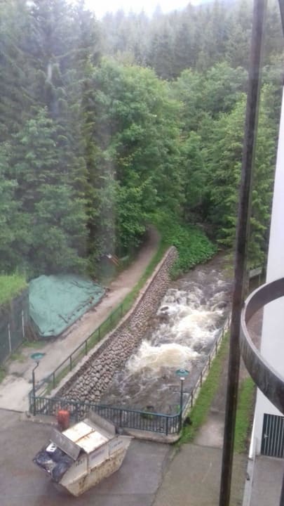 Reisender Bach am Abend und Müll OptimaMed Gesundheitsresort Bad Mitterndorf