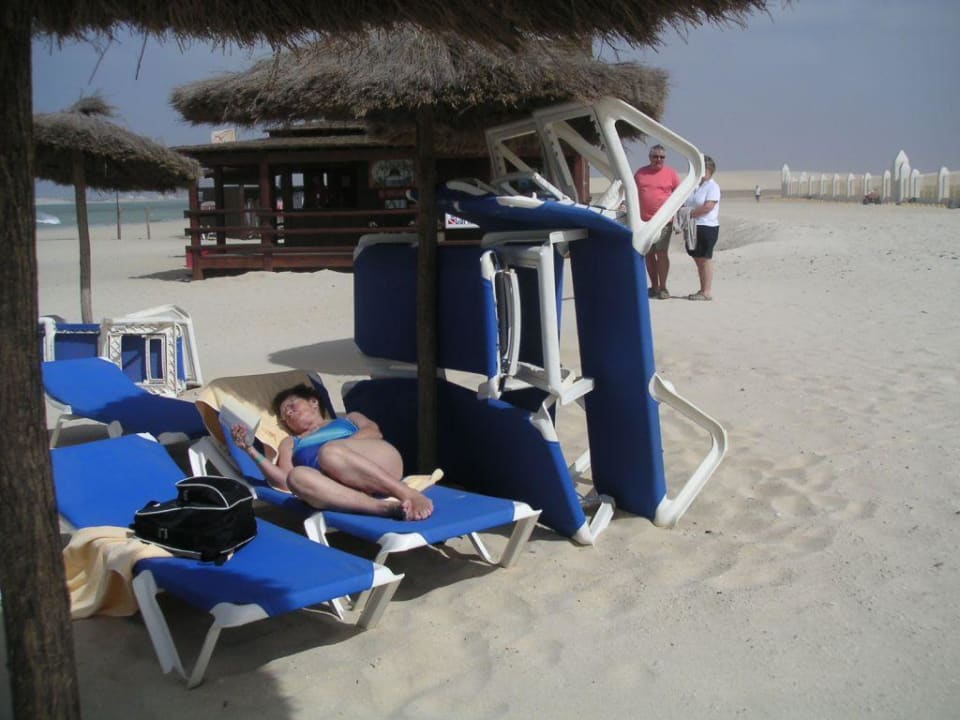 Windschutz aus Liegen Hotel Riu Karamboa