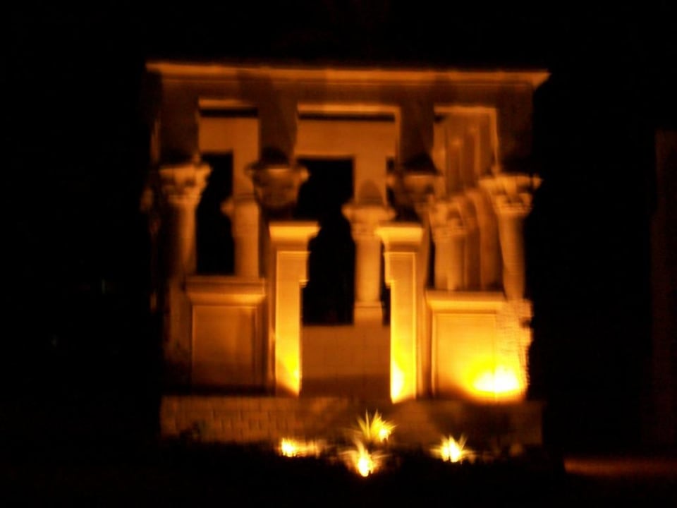 Eines der Monumente - angestrahlt Pickalbatros Alf Leila Wa Leila Resort - Neverland Hurghada