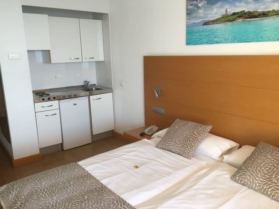 Bett und Küchenzeile Zimmer 904 allsun Hotel Pil-lari Playa