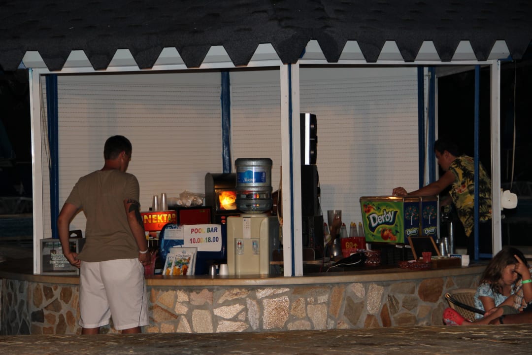 Die Bar am Pool, macht noch zwischen 20 und 23 auf AluaSun Helios Beach