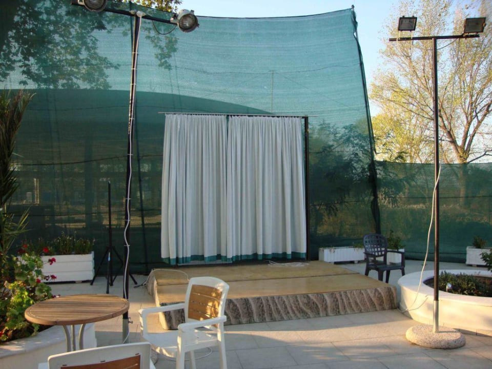 Сцена Olympian Bay Grand Resort