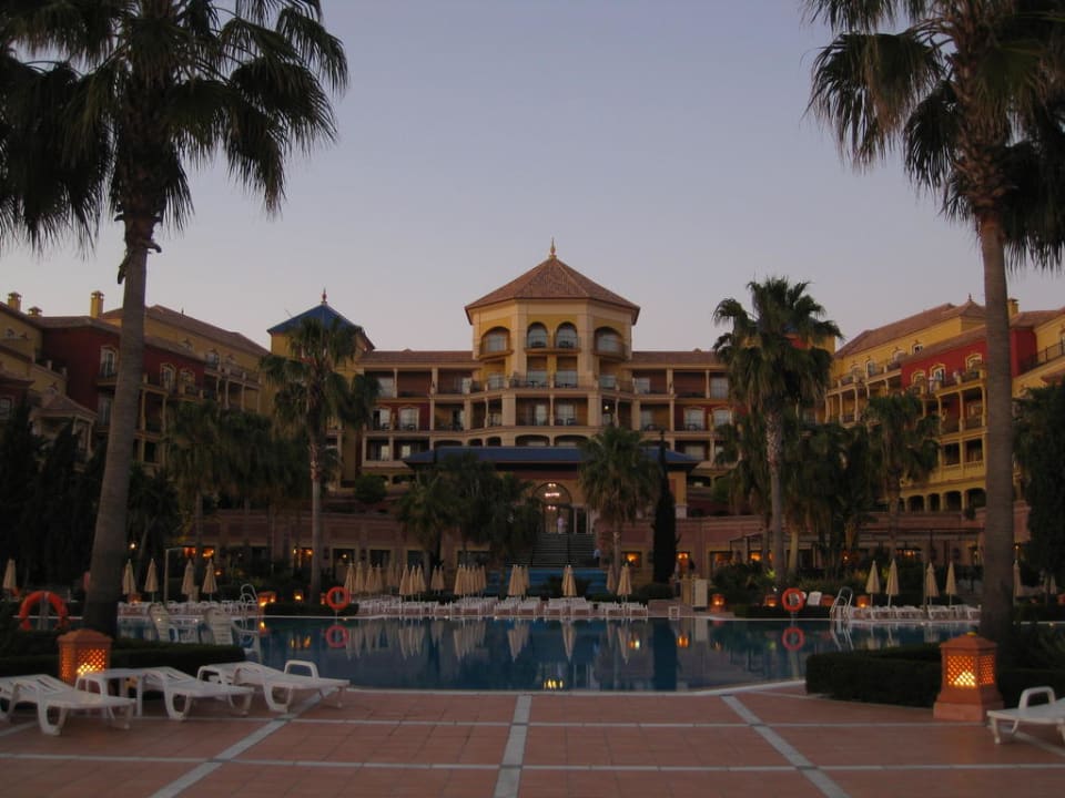Blick vom Strand auf das Hotel Iberostar Waves Málaga Playa