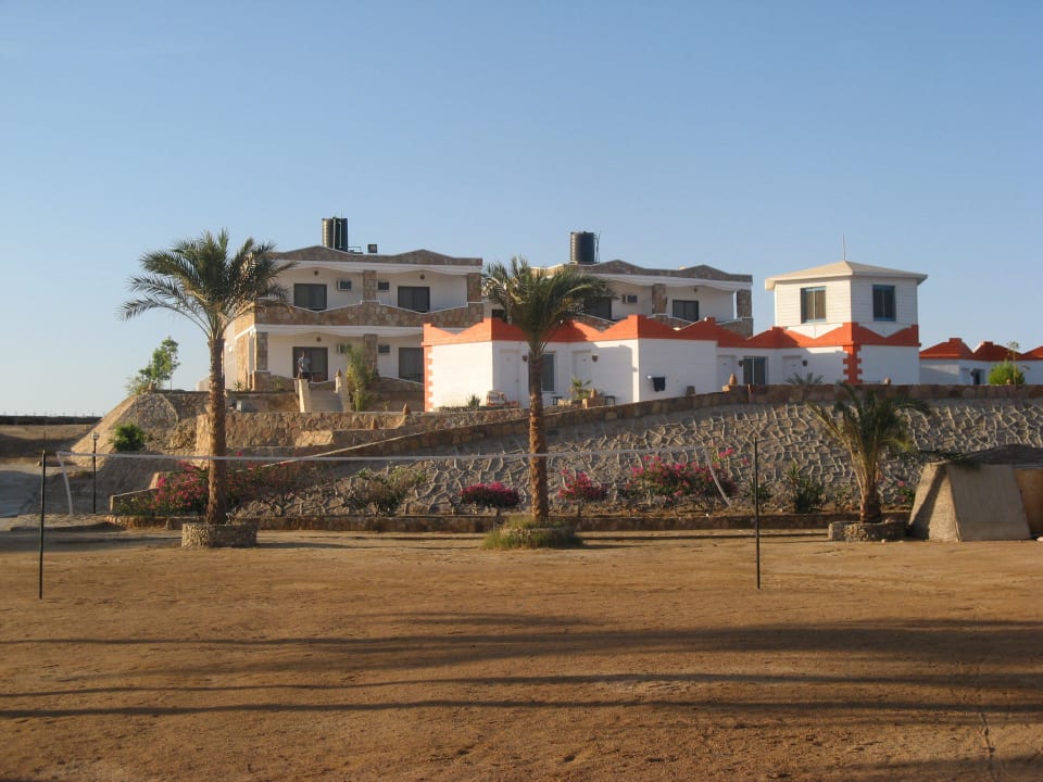 Zimmerreihen und Steinhaus Hotel Coral Garden