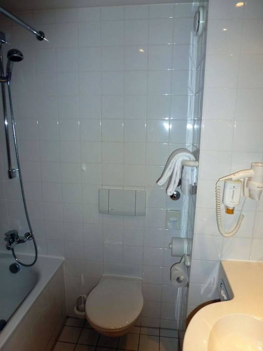 Badezimmer zu Zim. 204  mit Badewanne H+ Hotel Limes Thermen Aalen