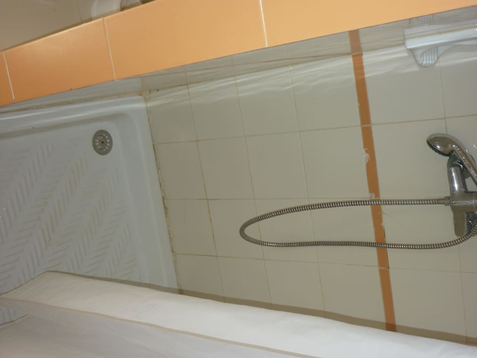 Beim hinzoomen enteckt man Kalk und Dreck überall Samira Club