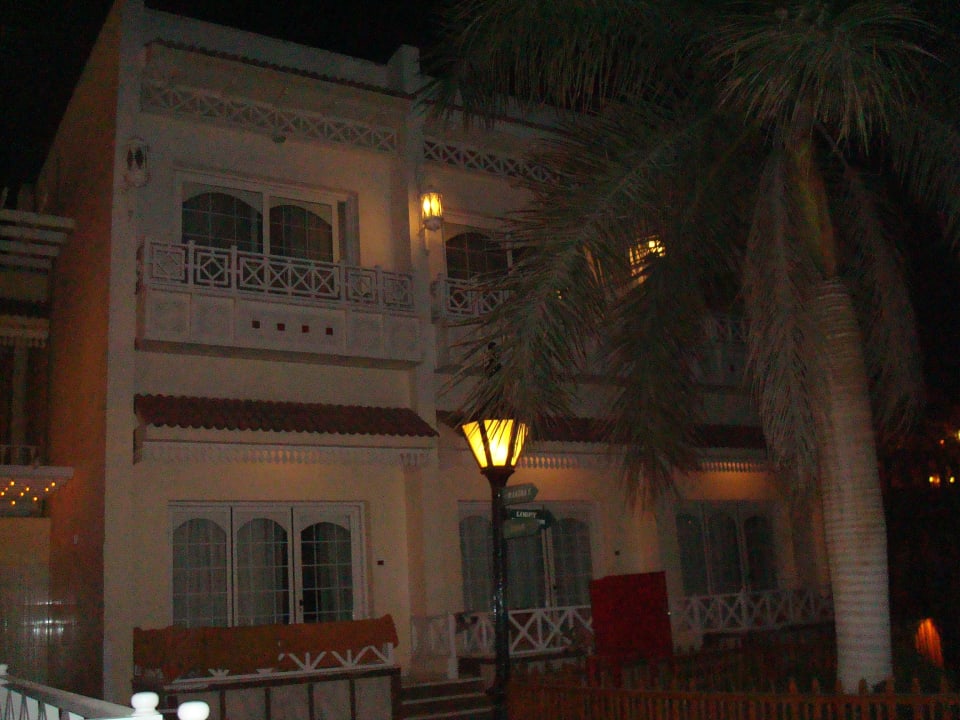 Eines der vielen Gebäude, wo Zimmer untergebracht sind The Grand Hotel Hurghada