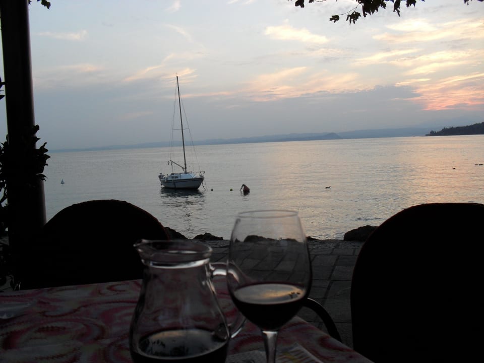 Beim Abendessen + Wein trinken Hotel Terminus & Garda