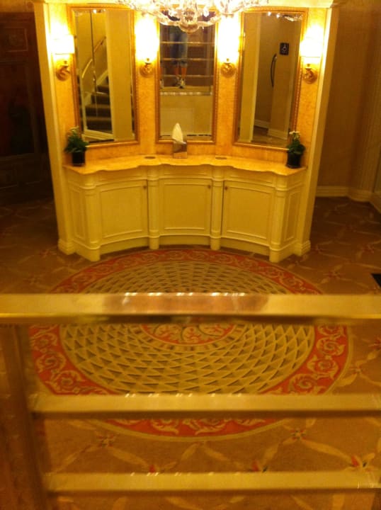 Damen-Toilette mit Schminktisch mittig The Waldorf Astoria New York