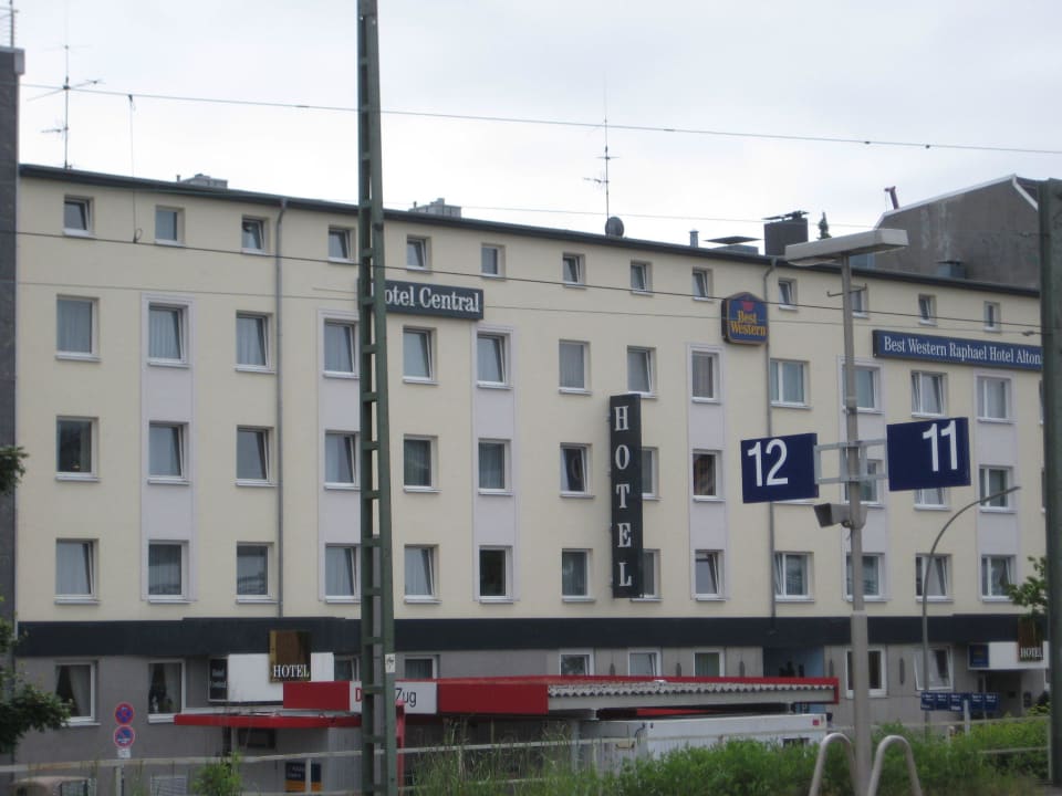 Ansicht vom Bahnsteig aus. Hotel Central Hamburg