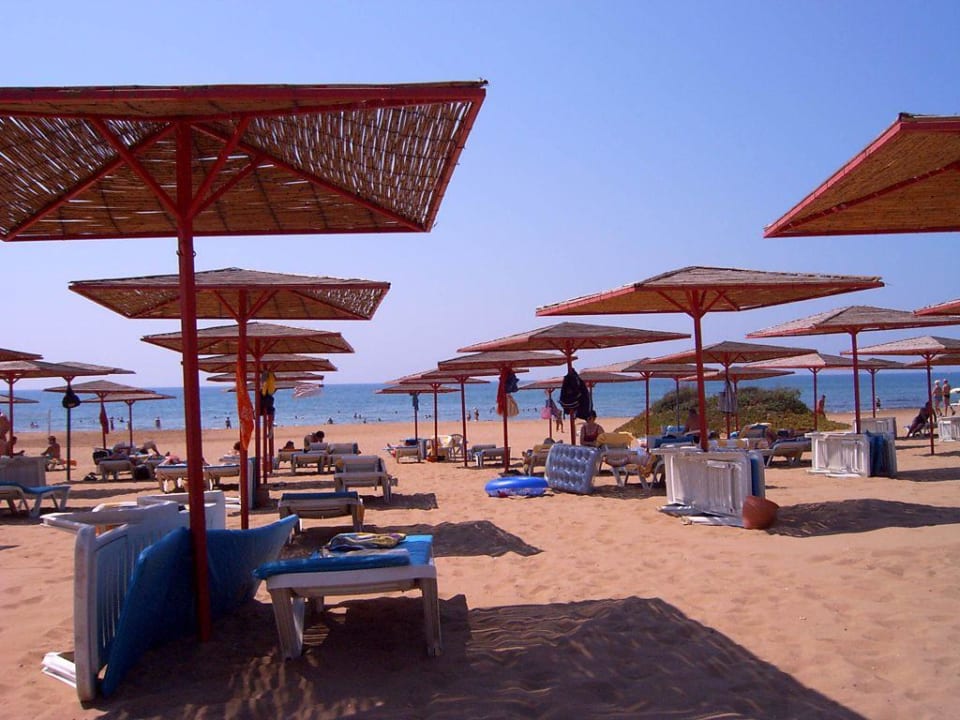 Sonnenschirme am Strand Süral Saray Hotel