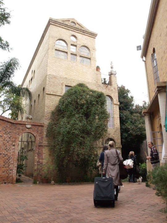 Einfahrt Guest House Tolip Street Corner Fourth Avenue