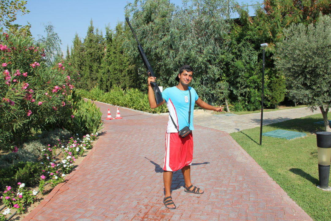 Animateur Emre kurz nach dem Luftgewehrschießen Sunis Elita Beach Resort & Spa
