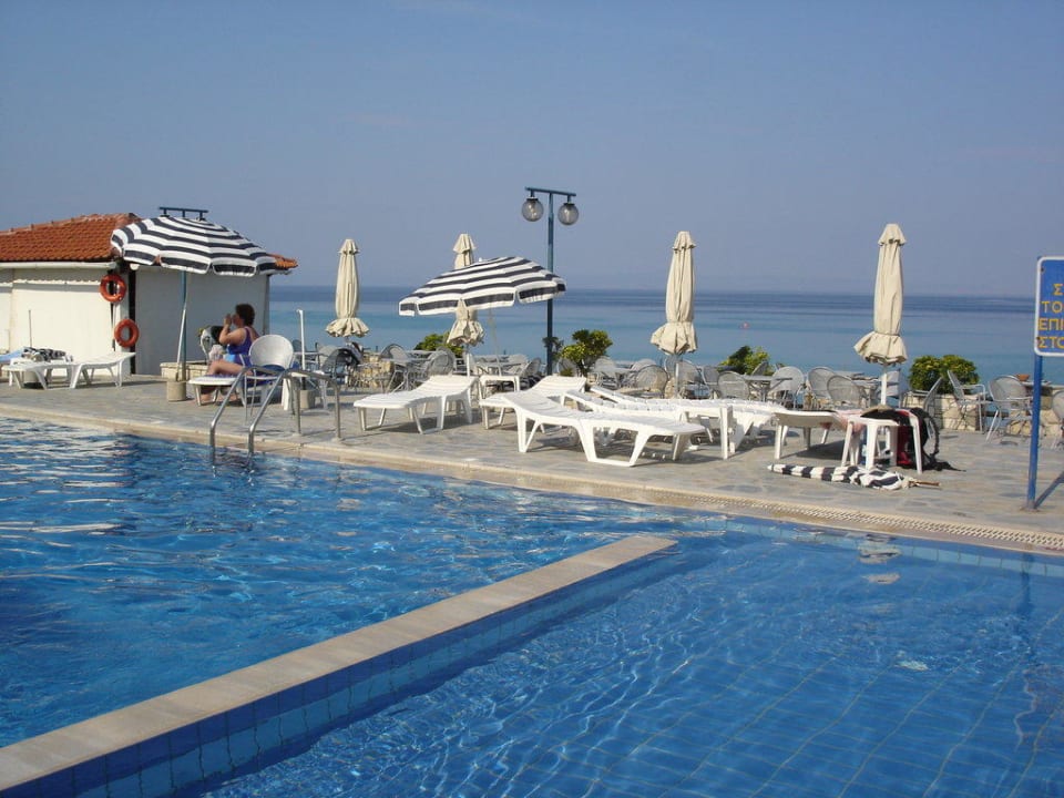 Der Pool erlaubt einen hübschen Ausblick Ammon Zeus Luxury Beach Hotel
