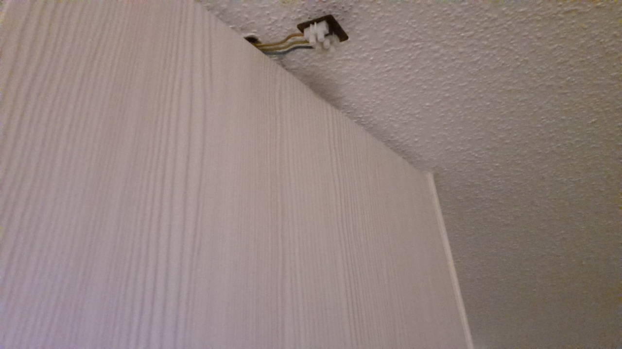 Lüsterklemme schrammt gegen offene Schranktür Hotel Steinberger-Hof