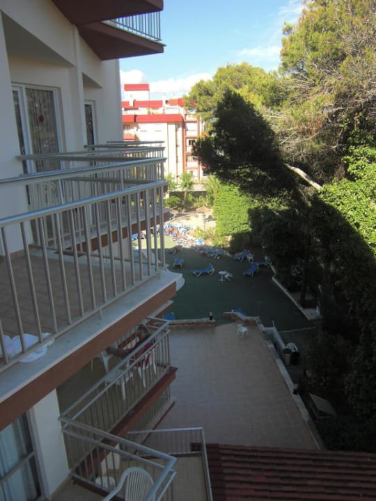 Ausblick auf die Poolanlage Hotel HM Ayron Park