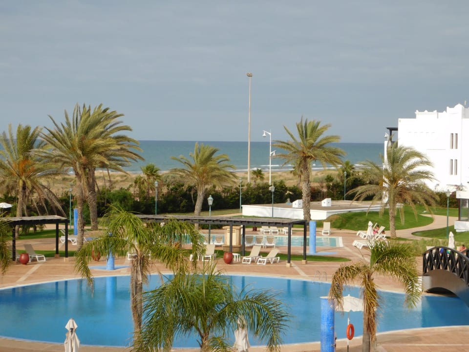 Aussicht vom Balkon zum Pool und Strand und Meer  Iberostar Waves Saidia
