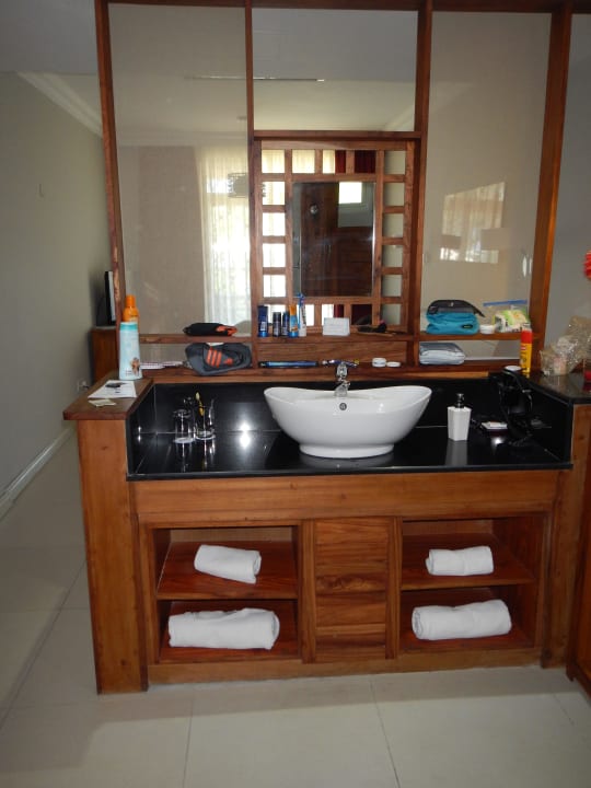 Waschbecken mit SPiegel Le Peninsula Bay Beach Resort & Spa