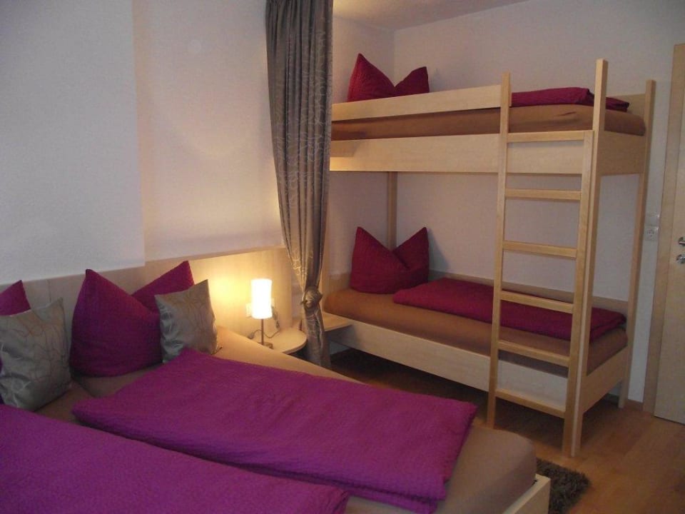 Schlafzimmer mit Flat-TV, Trennvorhang, Badezimmer Ferienwohnungen Gschlössle