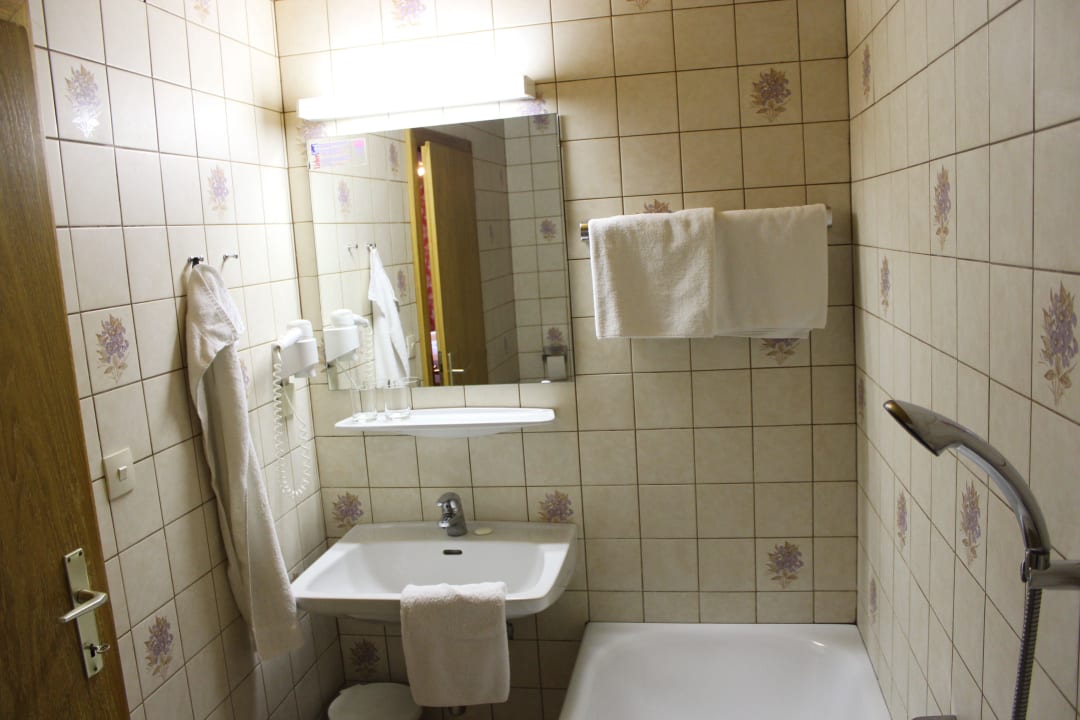 Bad Hotel Schneeweiß