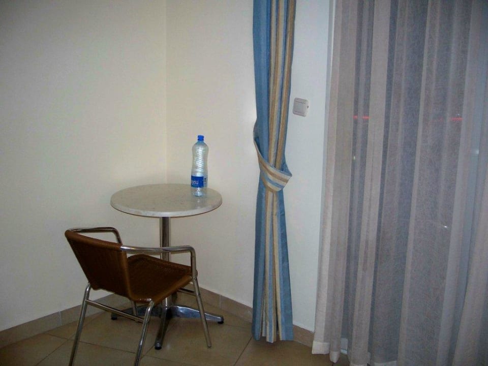 Der andere Stuhl steht auf dem Balkon Kleopatra Balik