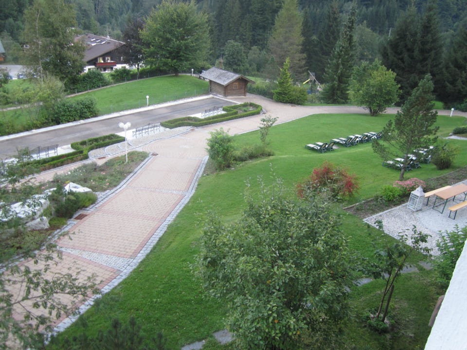 Blick aus dem Zimmer in den Garten Alpenhotel Oberstdorf