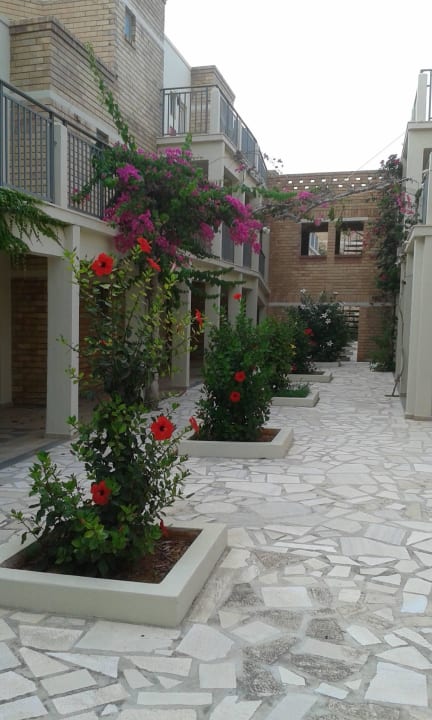 Zwischen den Gebäuden Bella Beach Hotel