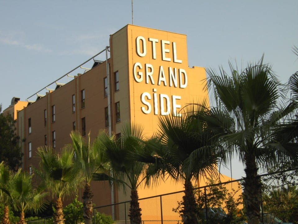 Auffahrt Hotel Grand Side