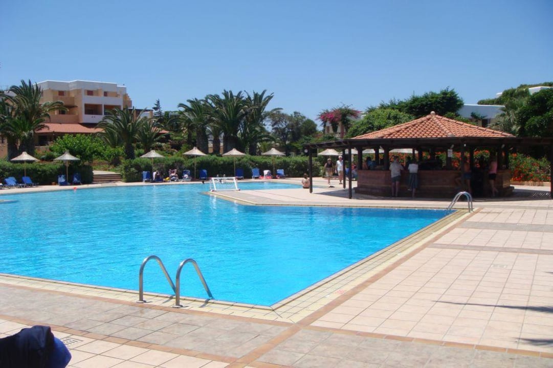 Otwarty basen Anissa Beach & Village