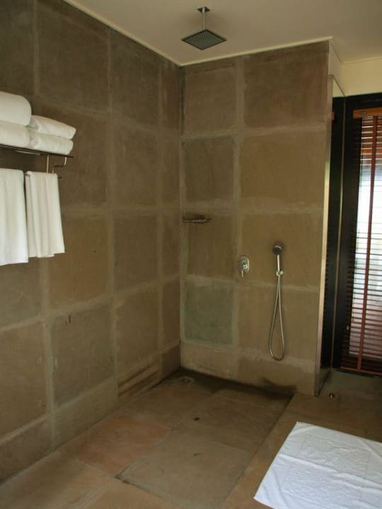 Dusche im Open air-Bad Lily Beach Resort & Spa