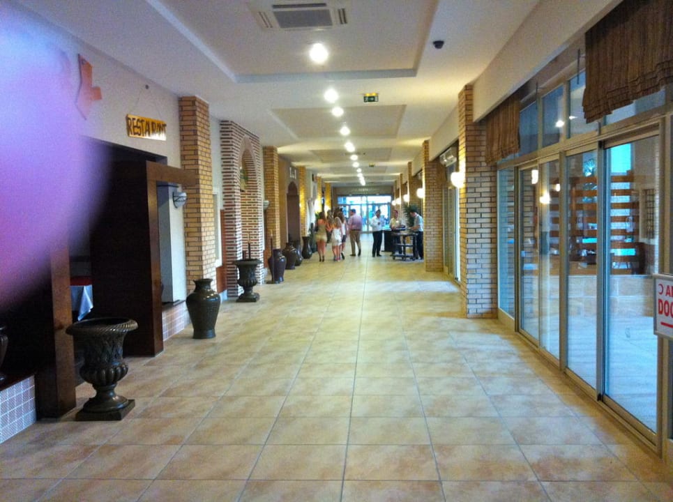 Im unteren Geschoß der Weg zu den Restaurants Sunis Kumköy Beach Resort Hotel & Spa