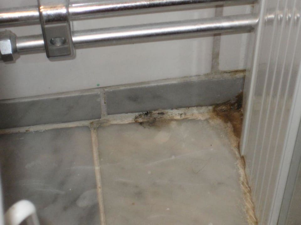 Schmutzige Ecken im Badezimmer Best Western Hotel Bentleys