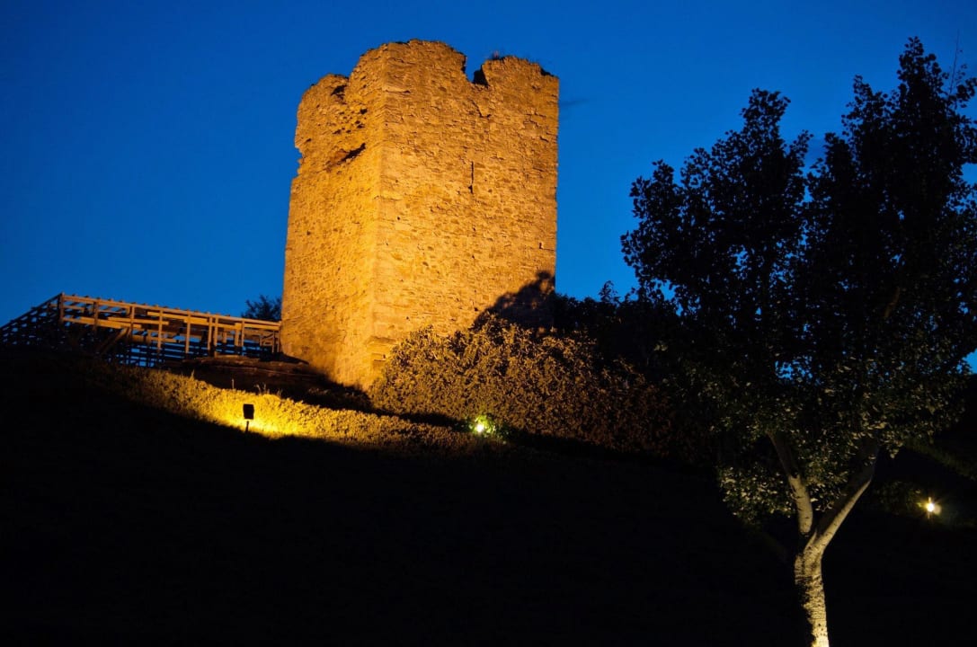 Turm im Hotelgelände Sani Club
