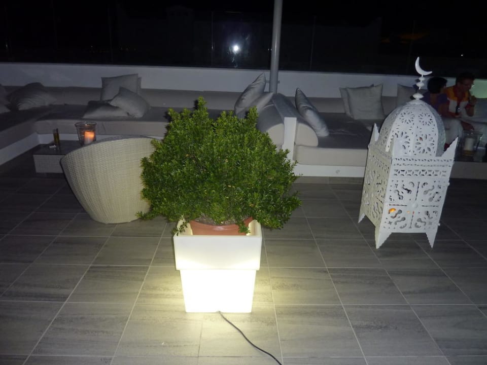 Große Couchen im Chilliout-Bereich Hotel Playa de la Luz