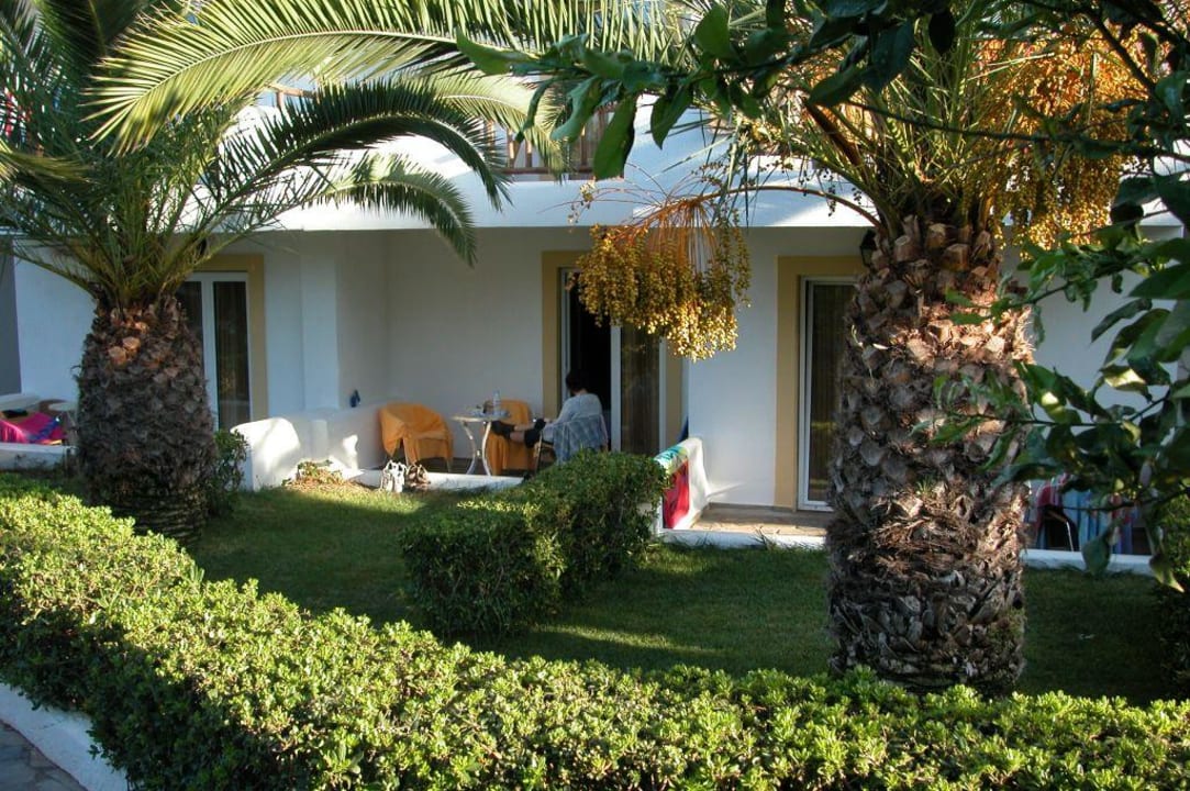 Blick zur Terrasse (Gartenseite) Alexander Beach Hotel & Village Resort