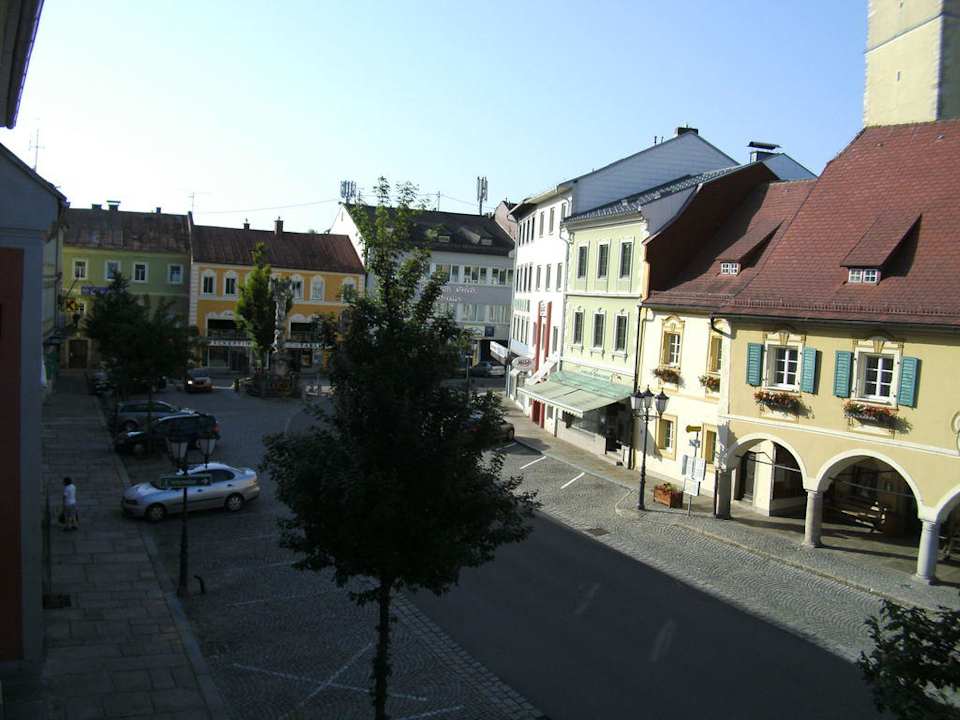 Ausblick vom Zimmer 203 auf den Stadtplatz Landgasthof Dorfner