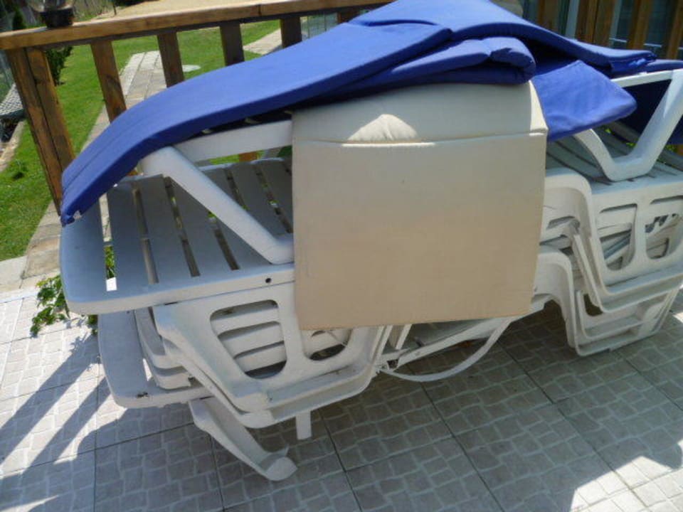 Alles defekte Liegen Park Hotel Golden Beach