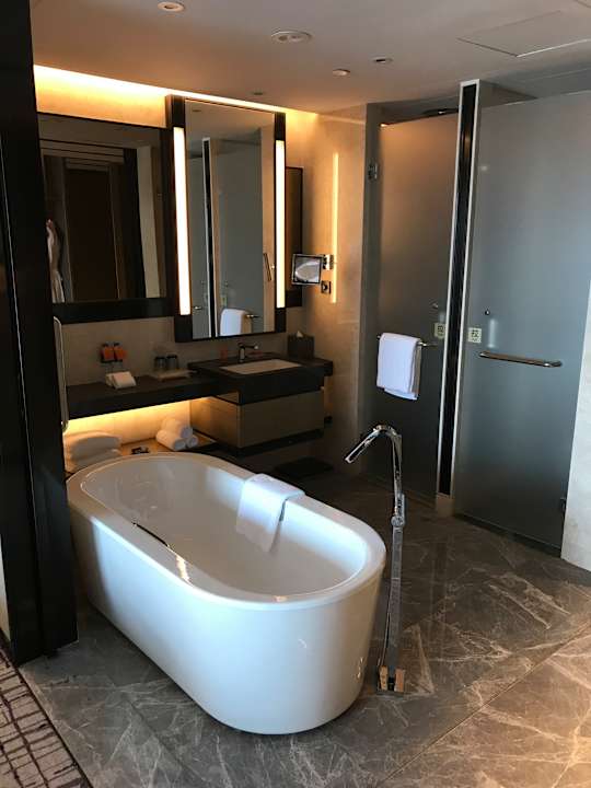 Bad mit Dusche (linke Tür) und Toilette (rechte Tür) Crowne Plaza Shanghai Pujiang