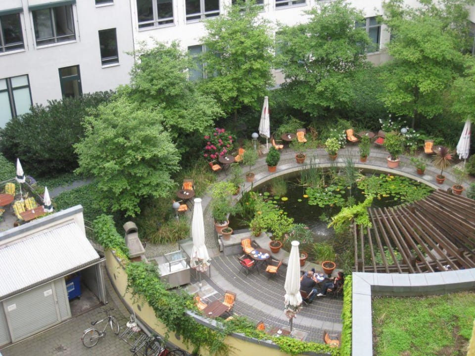 Gartenteich im Innenhof Vienna House Easy by Wyndham Leipzig