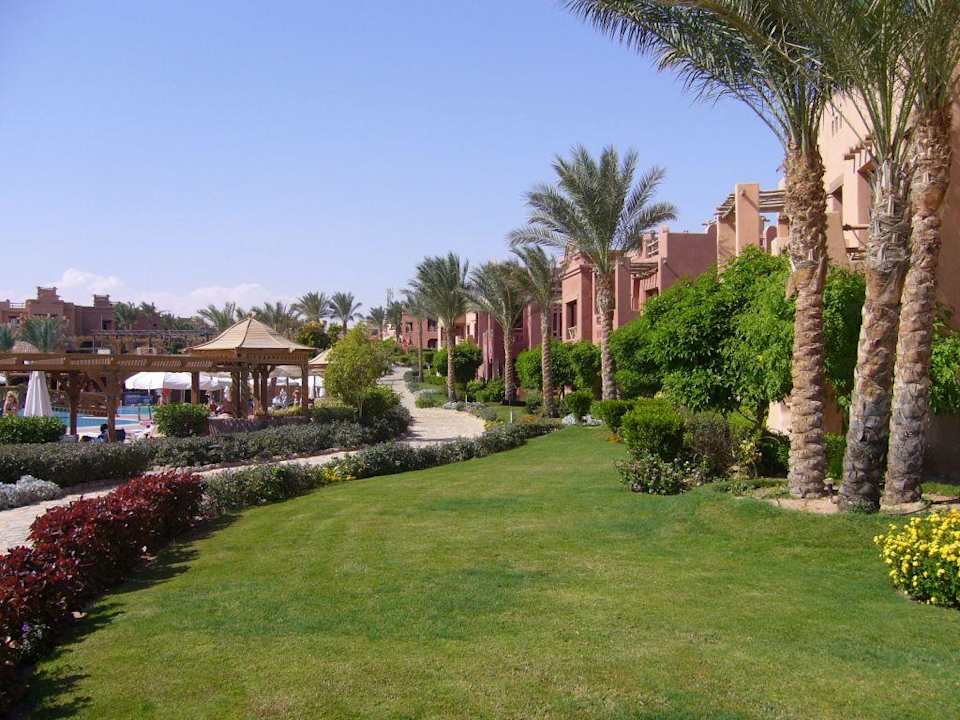 Hotelgarten mit Wohngebäuden rechts Charmillion Sea Life Resort