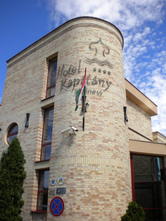 Entrance Hotel Kapitany Wellness