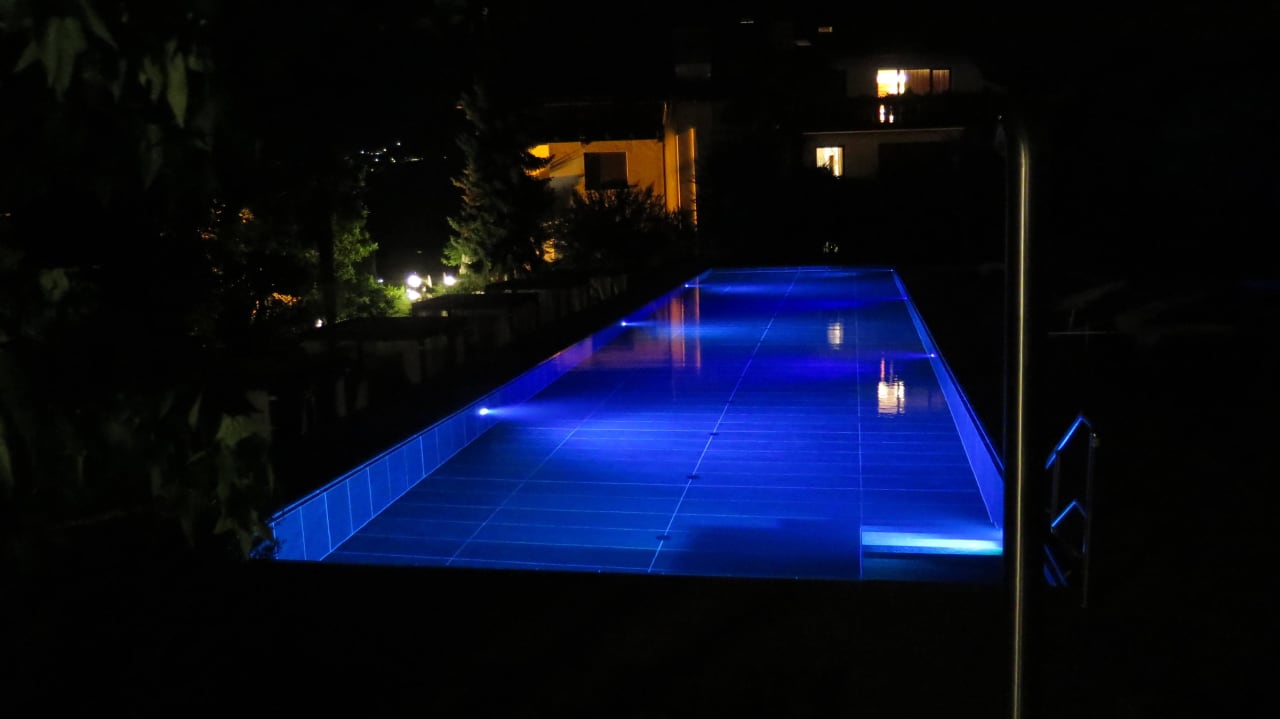 Der große Außenpool bei Nacht Hotel Hohenwart
