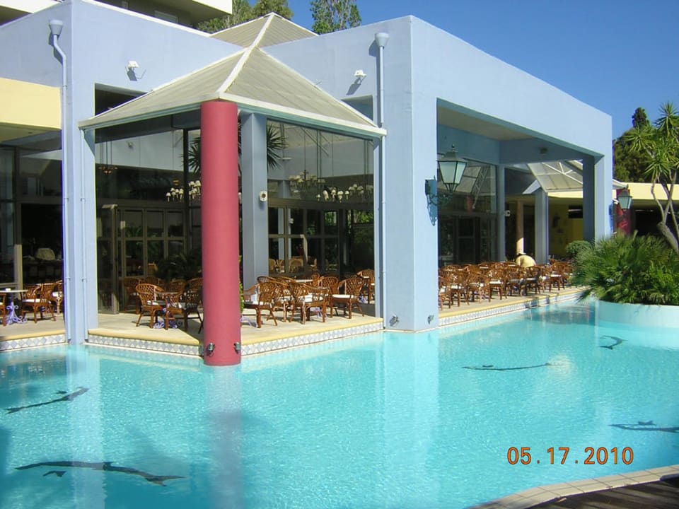 Pool mit Blick auf die Bar Dionysos Hotel