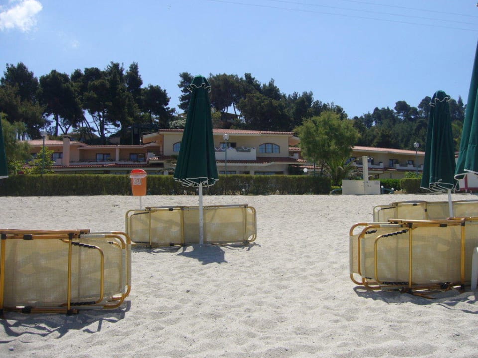 Blick vom Strand auf das Hotel Possidi Holidays Resort & Suite Hotel