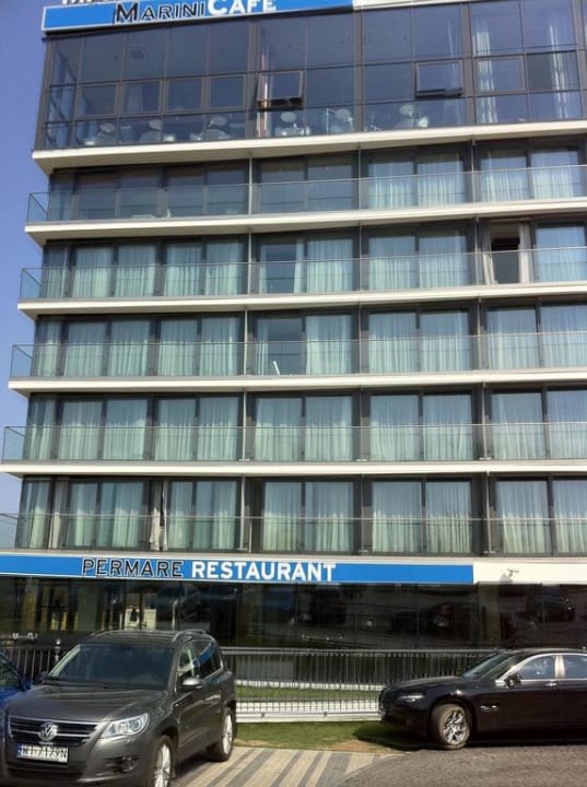 Westseite des Hotels, Eingangsseite Marine Hotel by Zdrojowa