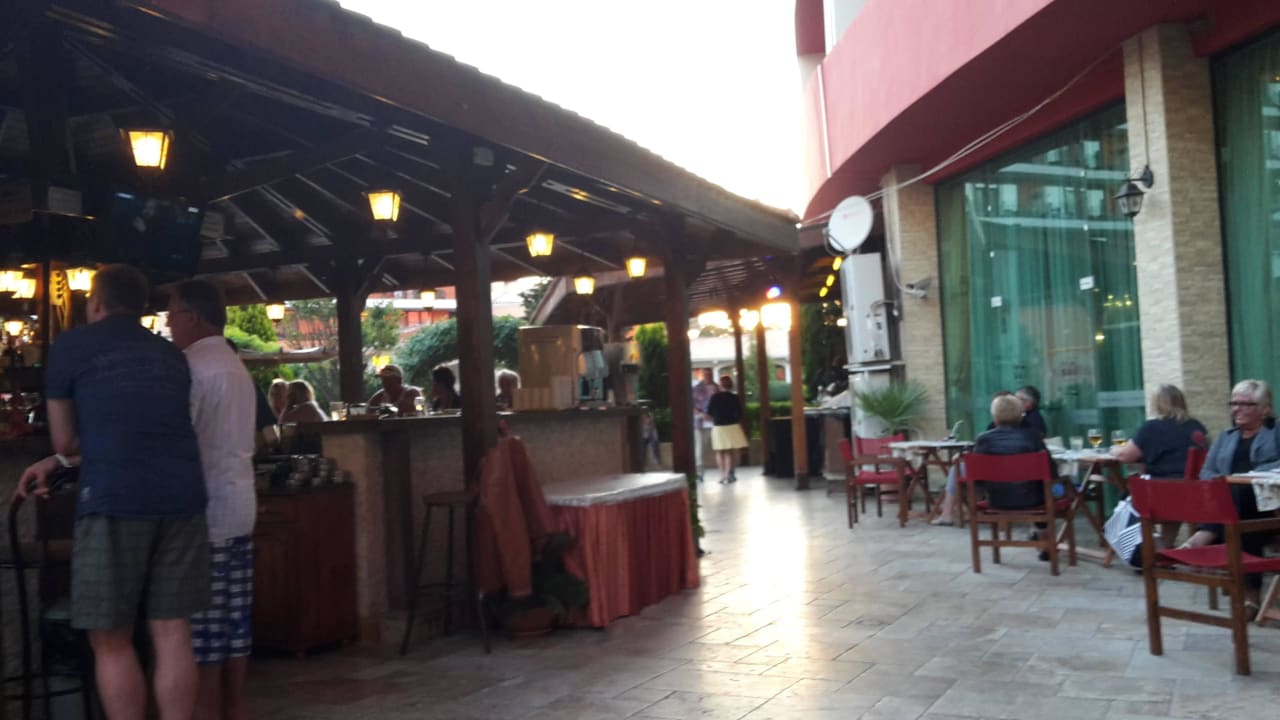 An der Bar mit seitlichen Tischen und Stühlen Hotel Mena Palace