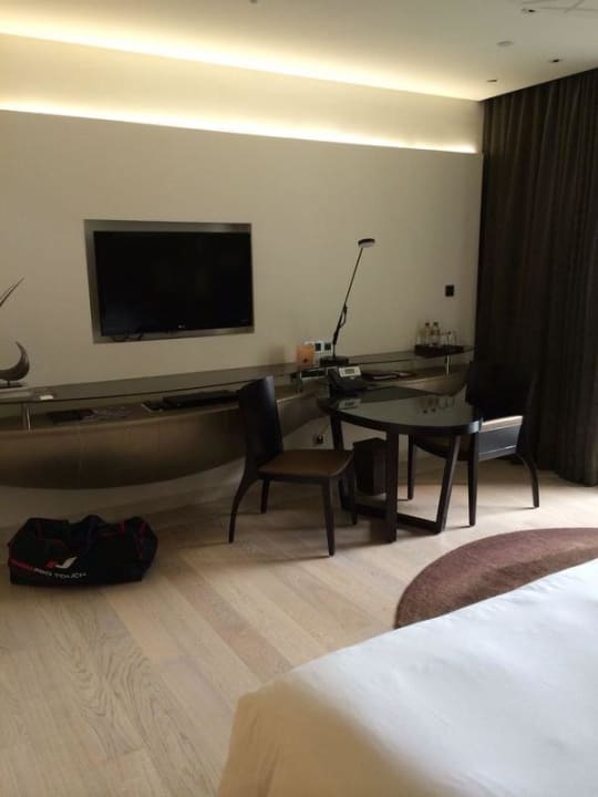 Schreibtisch und Fernseher Park Hyatt Abu Dhabi Hotel and Villas