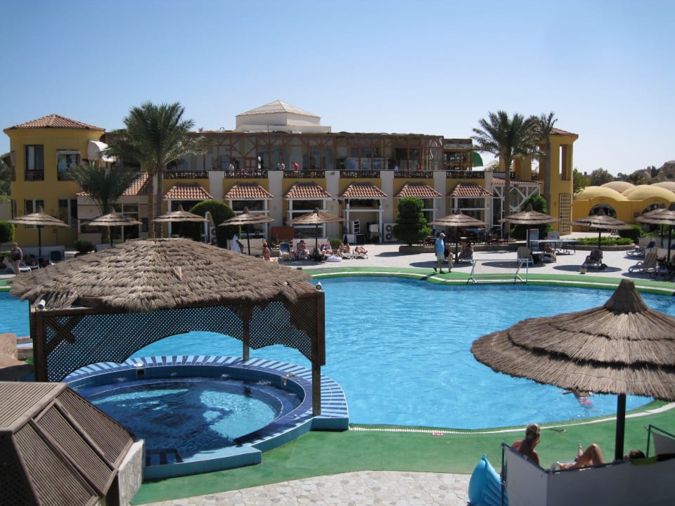 Blick auf den Hotelpool Panorama Bungalows Resort El Gouna