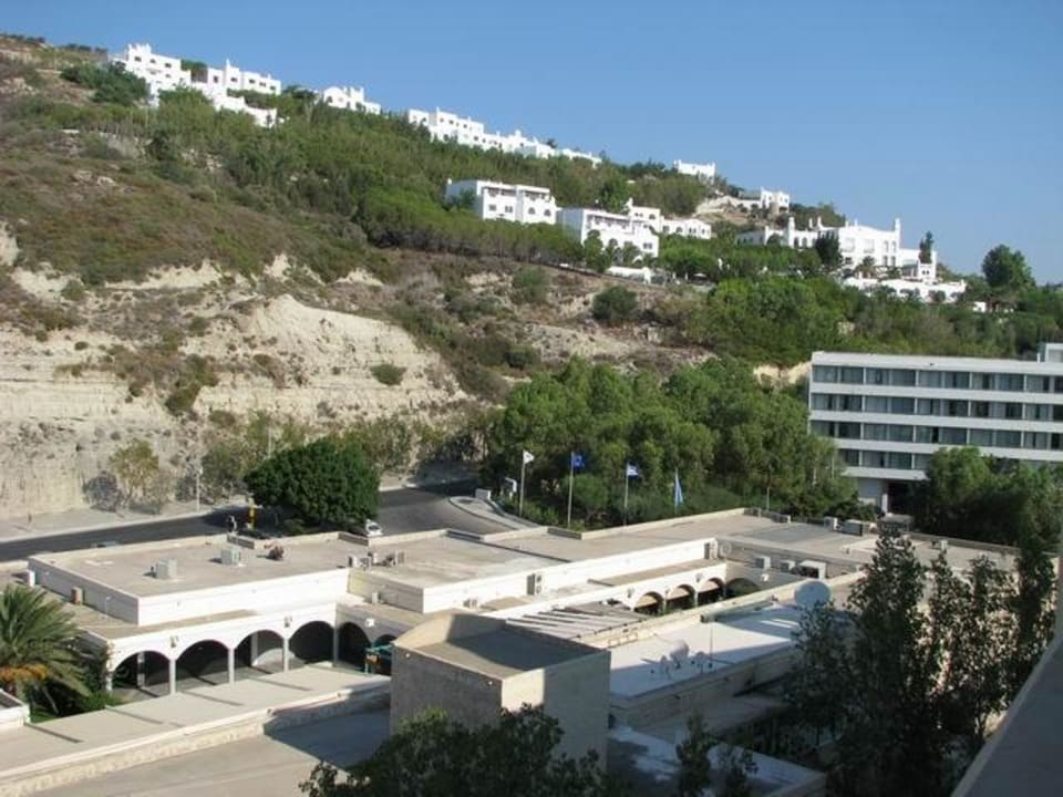 Die Landseite mit Shoppingcenter direkt am Hotel Olympos Beach Hotel