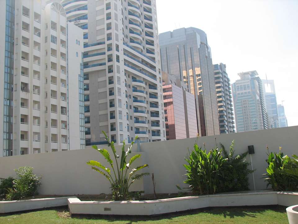Von pooldeck gesehen The Tower Plaza Hotel Dubai
